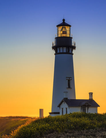 Yaquina Head lighthouse at Yaquina Bay.